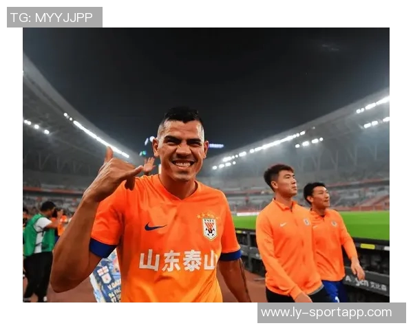 泰山队第72分钟进攻失误谢文能传中直接飞出底线引发球迷失望