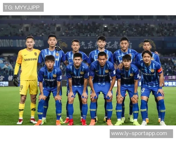 西蒙斯豪泽米诺特三人联手发威合砍53分助力球队逆转胜利