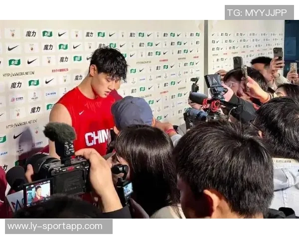 曾凡博未能上场引发热议教练与队友各有隐忧与考量