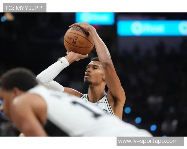 福克斯高效表现砍下26分5板3助罚球命中率惊人助球队取胜